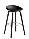 About A Stool AAS 32, Version bar: hauteur de l'assise 74 cm, Chêne teinté noir / acier inoxydable, Noir