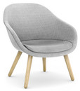 Chaise About A Lounge Chair Low AAL 82, Hallingdal - gris clair, Chêne laqué, Avec coussin d'assise