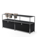 Meuble Sideboard USM Haller pour plantes, Noir graphite RAL 9011, Avec 2 portes abattantes, Avec 3 pots sur la gauche, Basalte