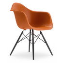 Eames Plastic Armchair RE DAW, Orange rouille, Sans rembourrage, Sans rembourrage, Version standard - 43 cm, Érable noir