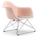 Eames Plastic Armchair RE LAR, Rose pâle, Coussin d'assise gris chaud /ivoire, Chromé