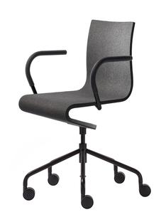 Chaise de bureau Seesaw Noir avec axe vertical vis|Avec accoudoirs, couleur match avec la piétement|Frêne noir avec feutre anthracite