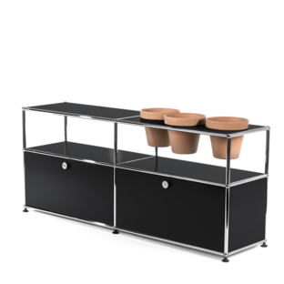 Meuble Sideboard USM Haller pour plantes Noir graphite RAL 9011|Avec 2 portes abattantes|Avec 3 pots sur la droite|Terre cuite