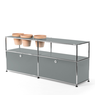 Meuble Sideboard USM Haller pour plantes Gris moyen RAL 7005|Avec 2 portes abattantes|Avec 3 pots sur la gauche|Terre cuite