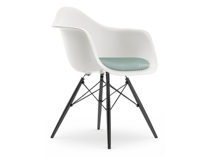 Eames Plastic Armchair RE DAW Blanc|Avec coussin d'assise|Bleu glacier / ivoire|Version standard - 43 cm|Érable noir