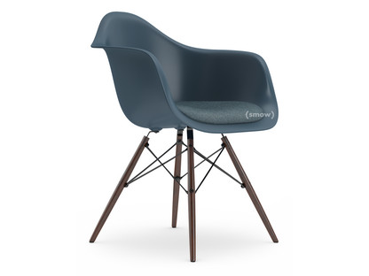 Eames Plastic Armchair RE DAW Bleu océan|Avec coussin d'assise|Bleu glacier / marron marais|Version standard - 43 cm|Érable foncé