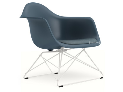 Eames Plastic Armchair RE LAR Bleu océan|Coussin d'assise bleu glacier / marron marais|Revêtement blanc