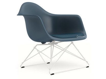 Eames Plastic Armchair RE LAR Bleu océan|Coussin d'assise bleu océan / gris foncé|Revêtement blanc
