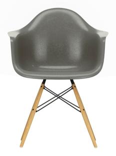 Eames Fiberglass Armchair DAW Eames raw umber|Frêne tons miel