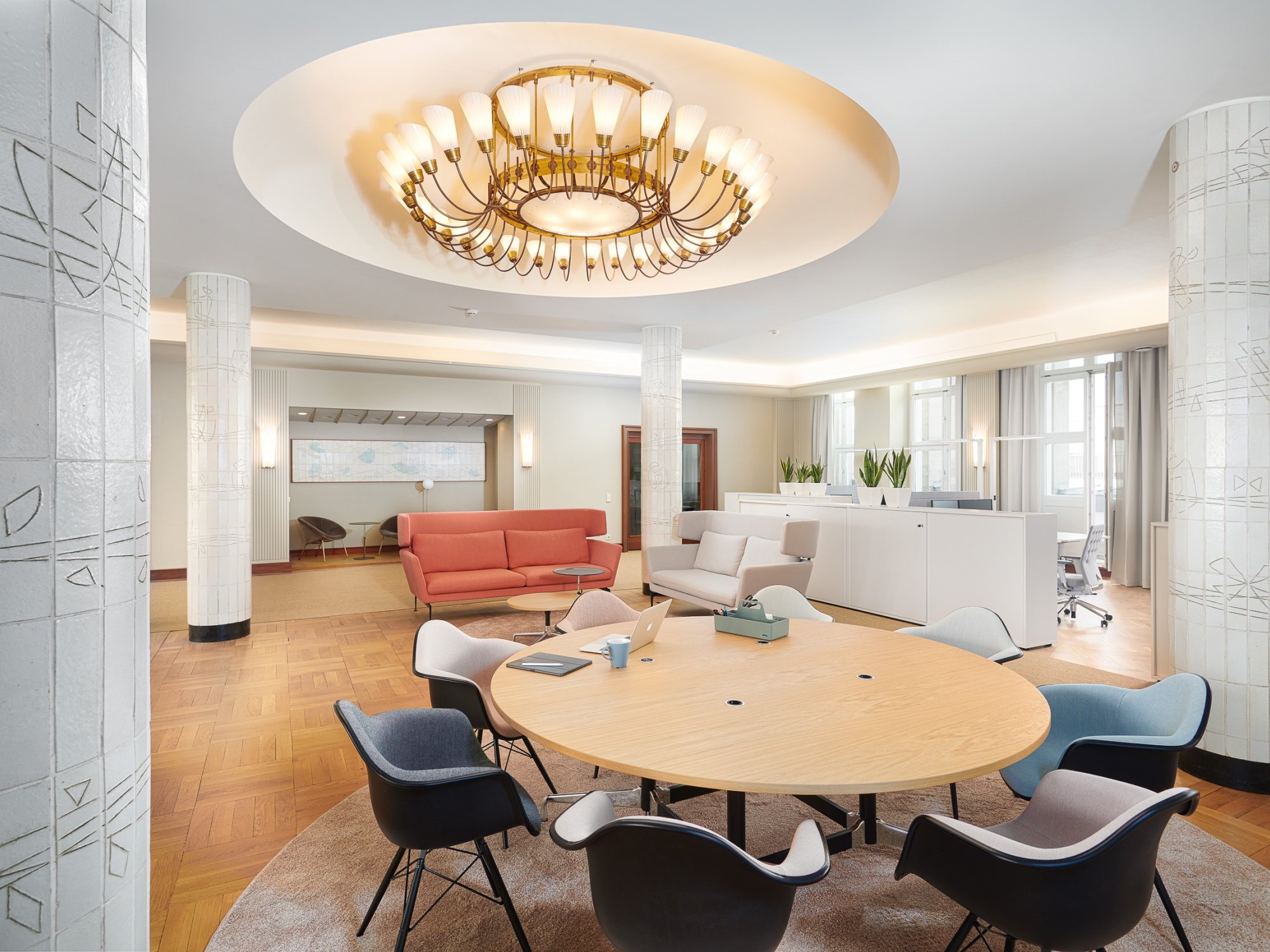 Invite à l'échange : siège du centre artisanal allemand, Berlin, après le réaménagement des bureaux en espace ouvert