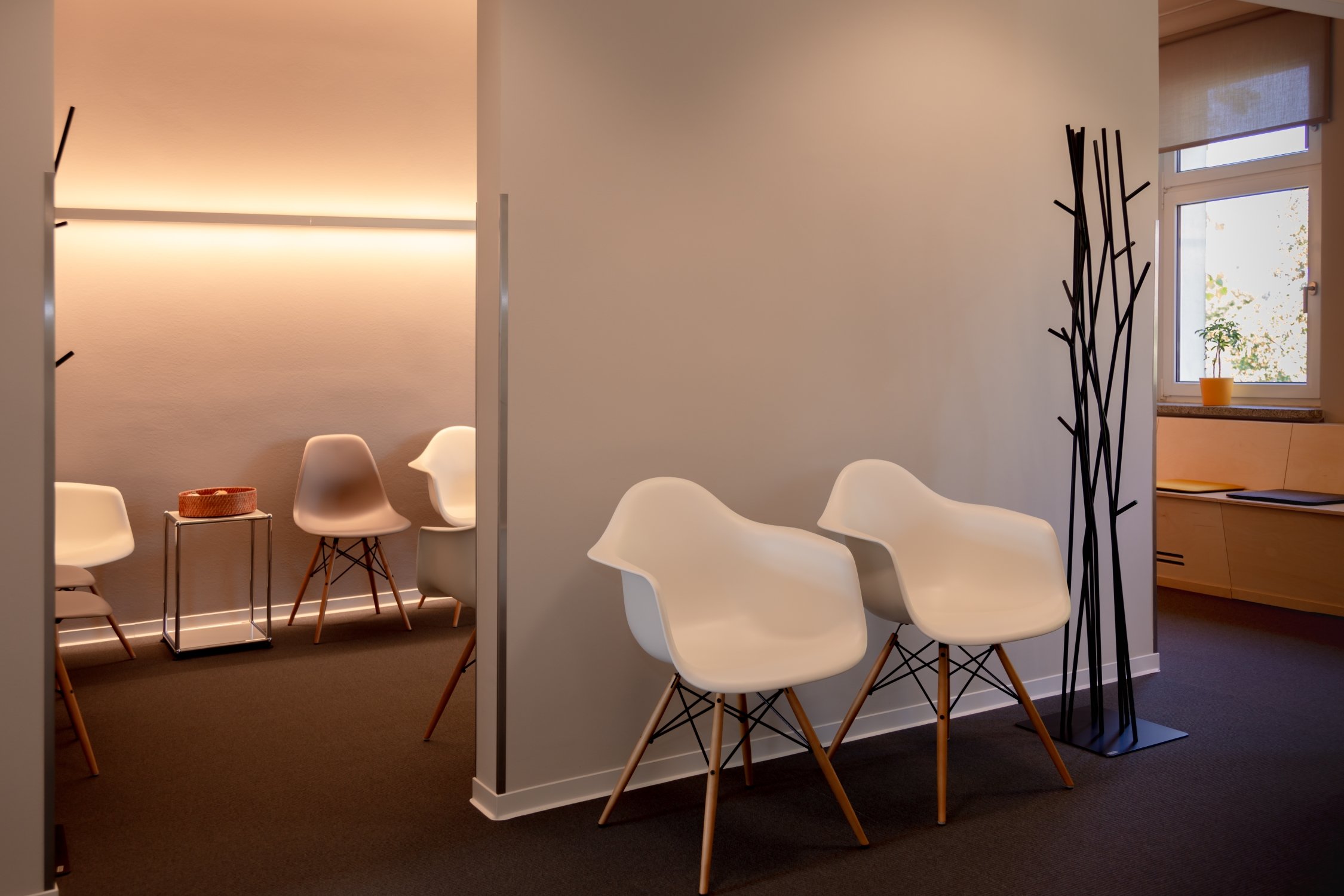 Salle d'attente avec chaises Vitra