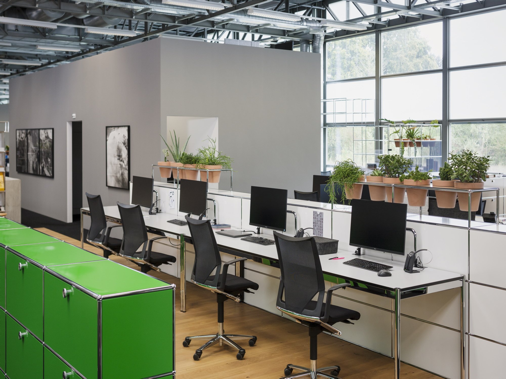 Bureau moderne avec meubles USM et plantes