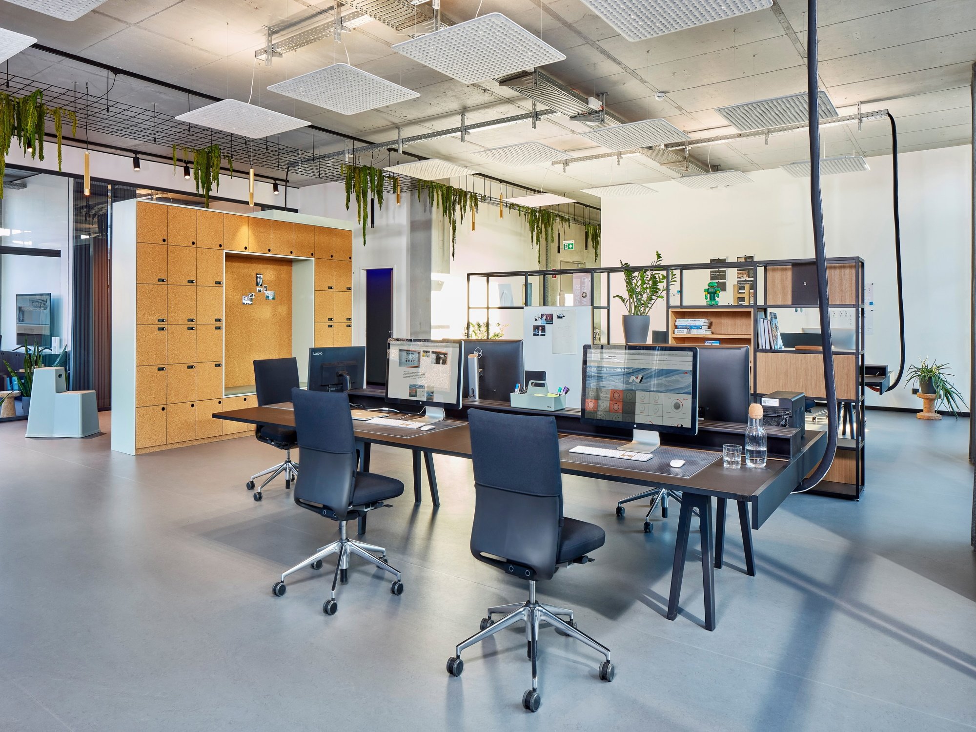 Bureau de création avec plantes suspendues