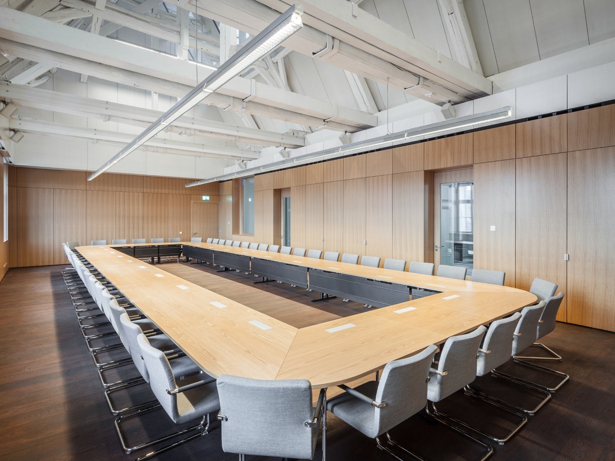 Salle de conférence avec chaises Thonet