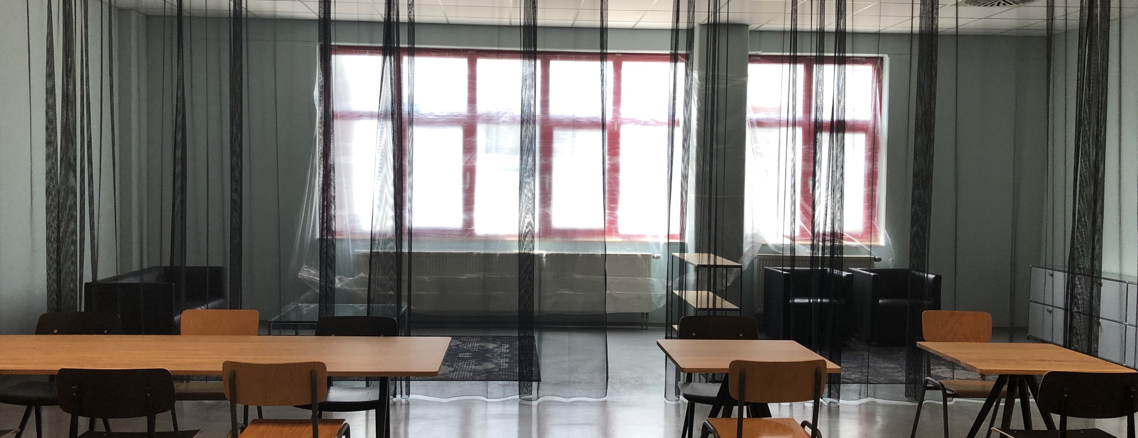 Rideau translucide comme séparateur de pièce dans la cantine d'Aqua Römer