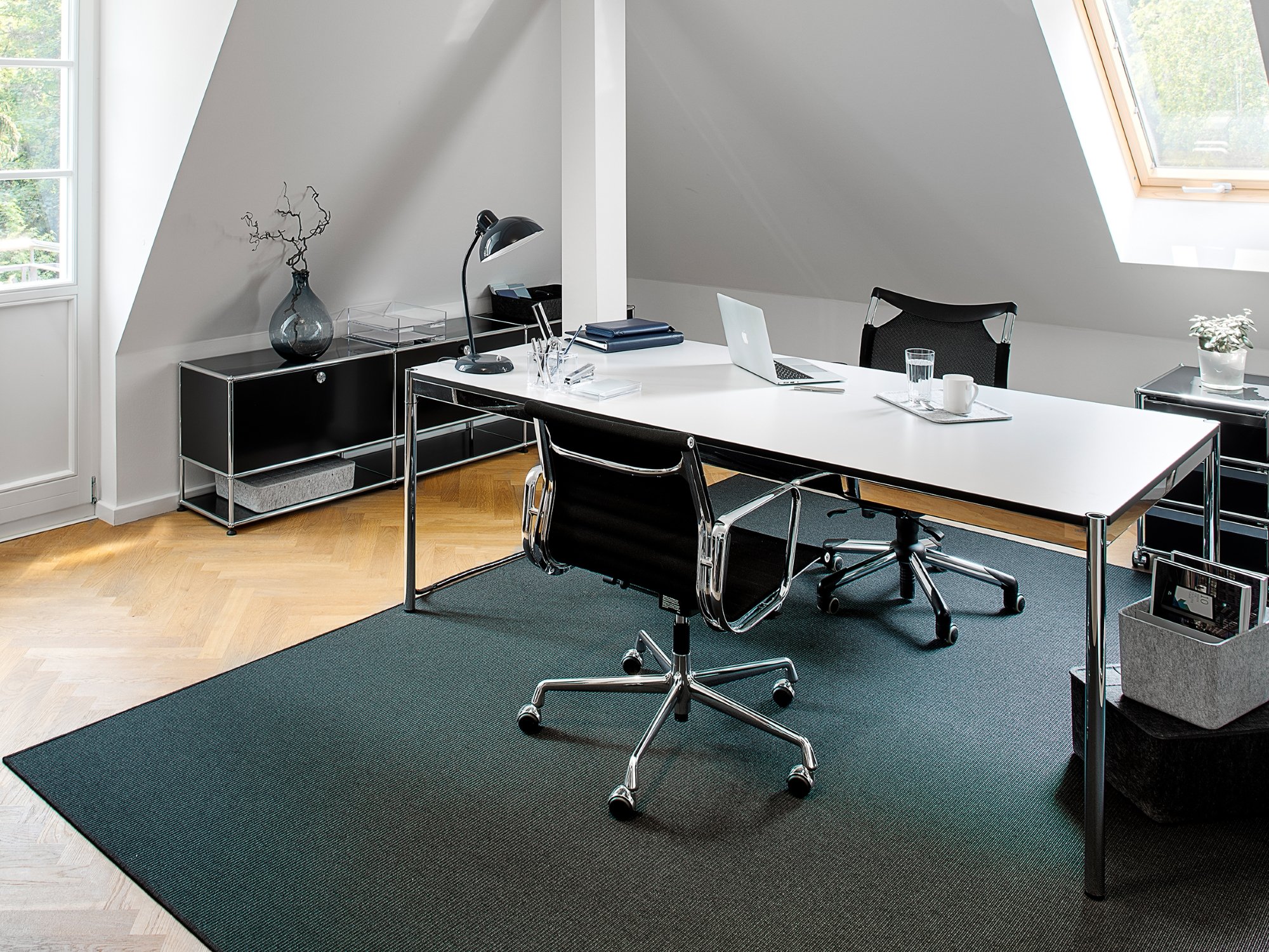 Vitra Aluminium Chair EA 117