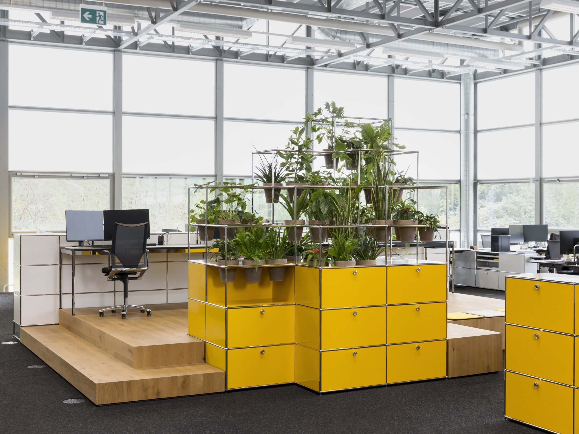Étagère USM Haller avec inserts pour plantes