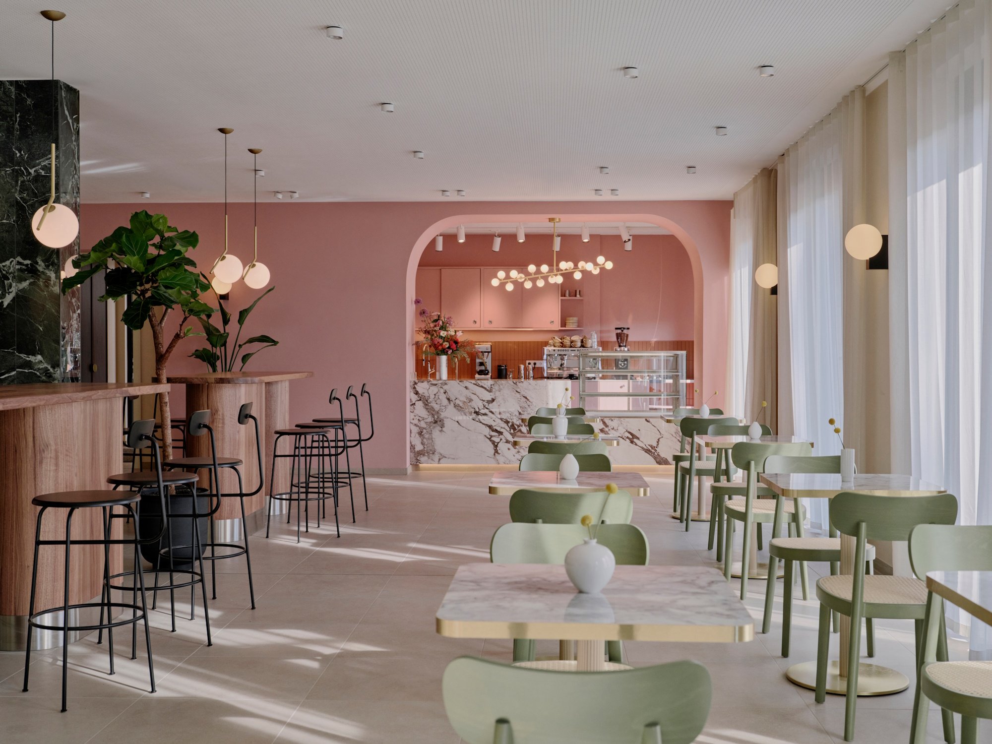 Cafétéria avec chaises bistrot modernes de Thonet