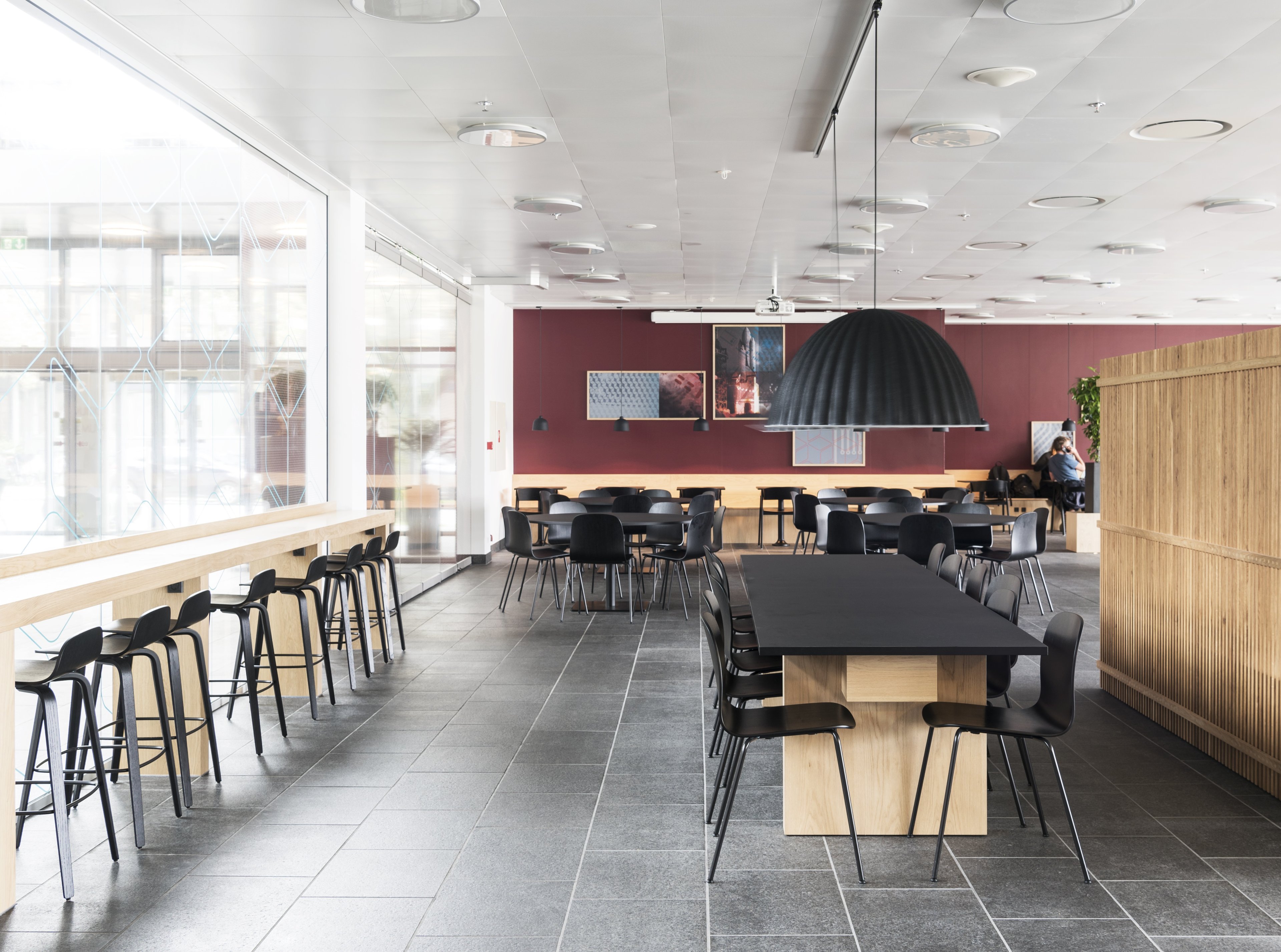 Agencement de bureau conformément aux normes avec une salle de pause