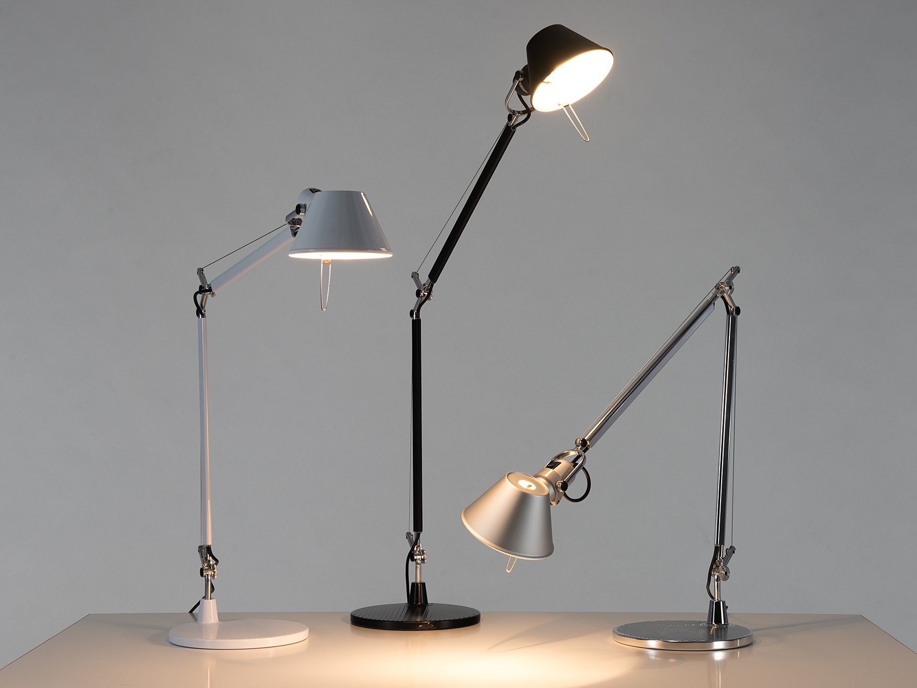 Agencement de bureau ergonomique avec les lampes articulées du fabricant Artemide