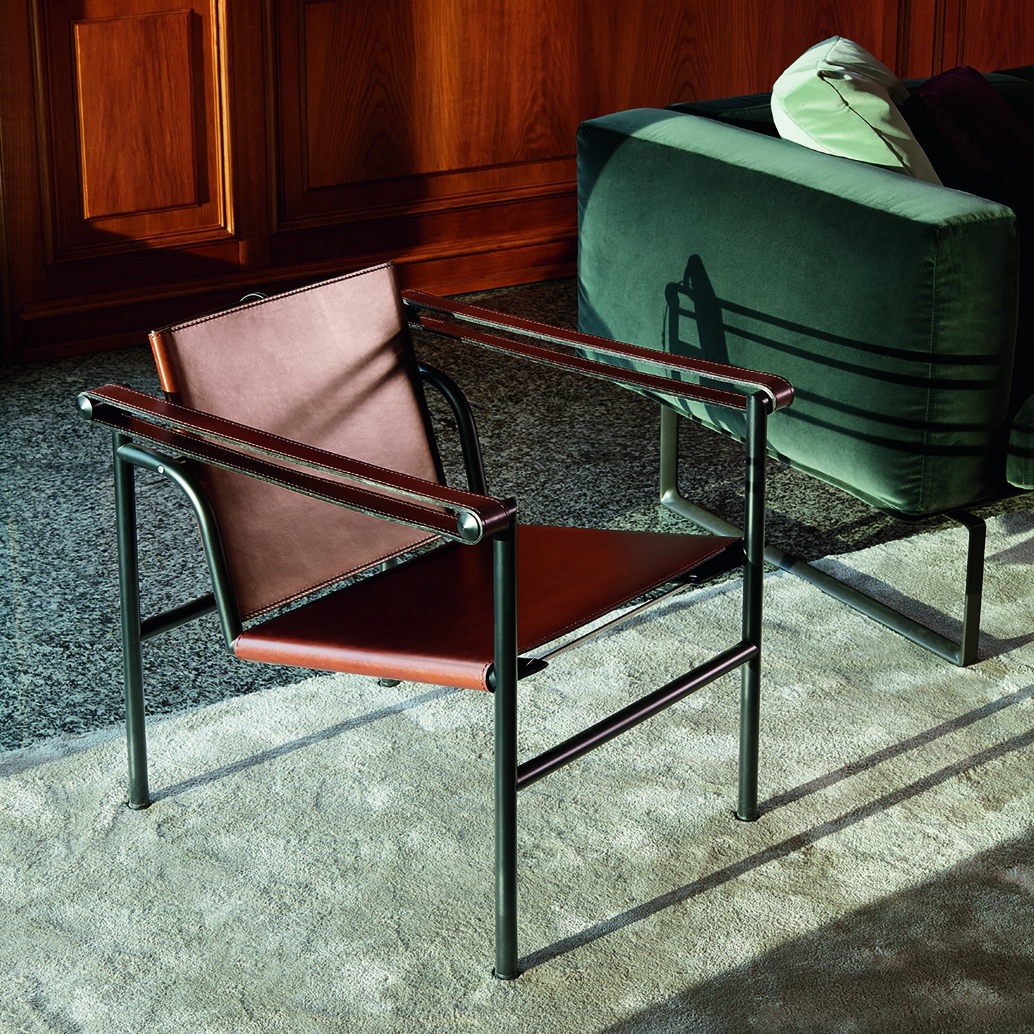 1 Fauteuil dossier basculant, Laqué noir mat, Peau tachetée