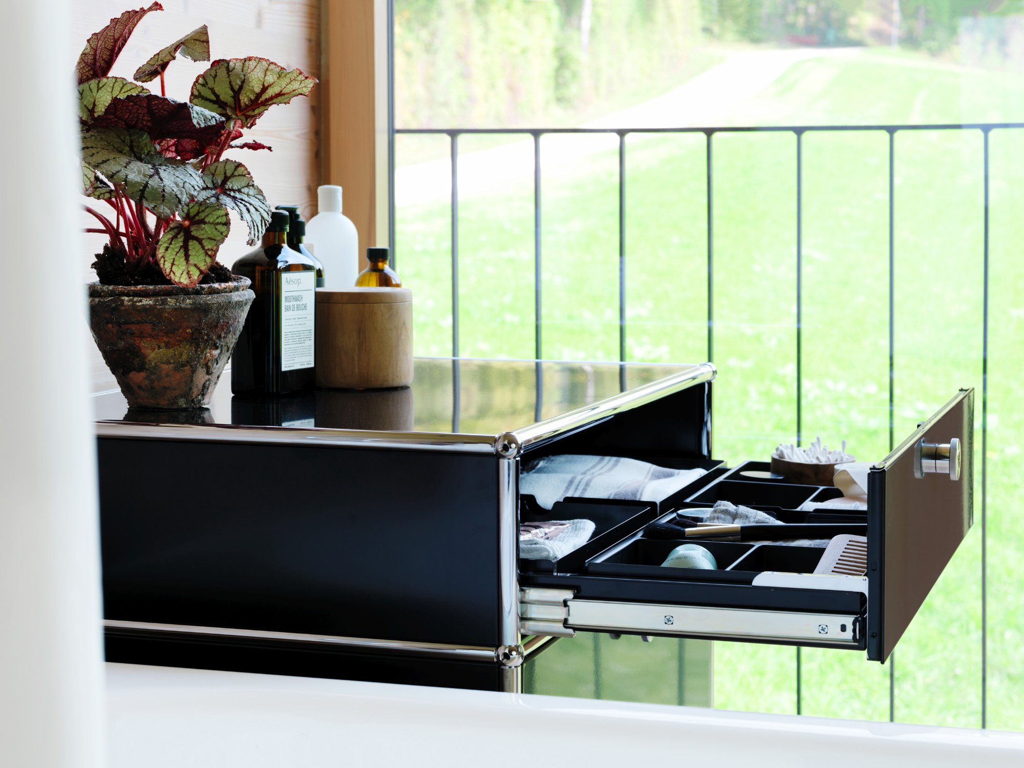 Boîte USM Inos avec séparation + couvercle | USM Haller | Accessoires USM Haller - Mobilier
