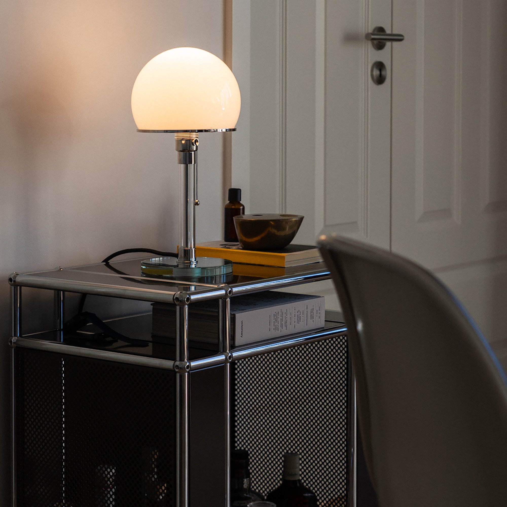 Lampe de table moderne avec 3 lumières, abat-jour et base chromée Lampe de table moderne avec 3 lumières, abat-jour et base chromée