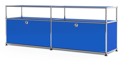 Meuble bas Lowboard L USM Haller avec rehausse, personnalisable, Bleu gentiane RAL 5010, Avec 2 portes abattantes, Avec passe-câbles au centre bas