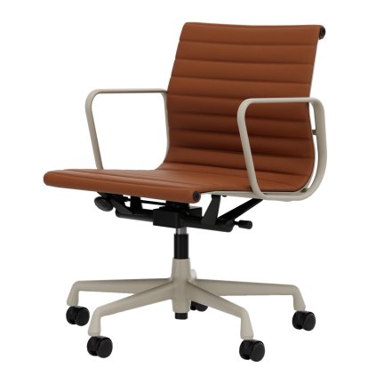 Aluminium Chair EA 117, Aluminium revêtu par poudre couleur craie, Cuir (Standard), Cognac